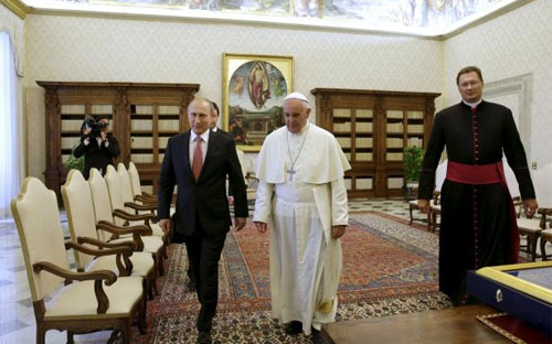 Tổng thống Nga Vladimir Putin (trái) gặp Giáo hoàng Francis tại Vatican ngày 10/6 - Ảnh: Reuters.<br>