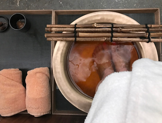 Ngày xuân ngâm chân để khỏe cả người - Ảnh 2.