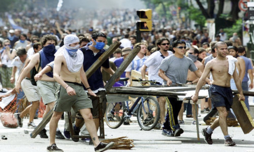 Biểu tình nổ ra ở Buenos Aires tháng 12 năm 2001 - Ảnh: Reuters.