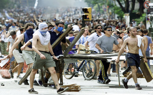 Biểu tình nổ ra ở Buenos Aires tháng 12 năm 2001 - Ảnh: Reuters.<br>