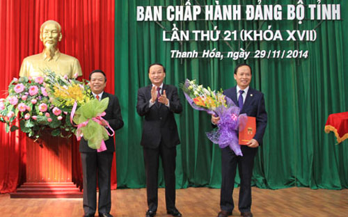 Trưởng ban Tổ chức Trung ương Tô Huy Rứa trao quyết định và chúc mừng hai lãnh đạo Thanh Hoá trên cương vị công tác mới.<br>