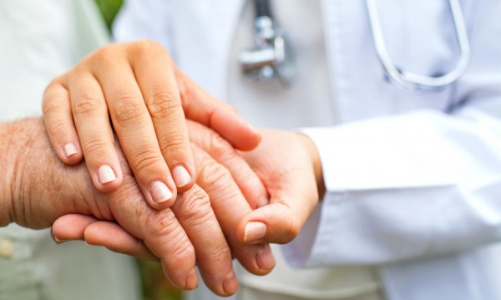 Những nguyên nhân dẫn đến chứng run tay ở người cao tuổi