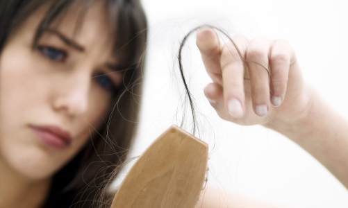 Rụng tóc sau sinh: Nguyên nhân do căng thẳng?