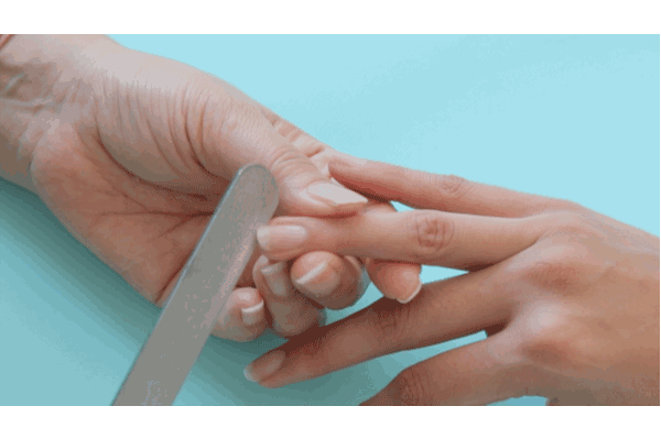 Tự sơn móng tay màu biển ngay tại nhà - Ảnh 2.