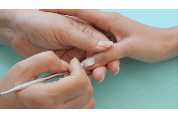 Tự sơn móng tay màu biển ngay tại nhà - Ảnh 4.