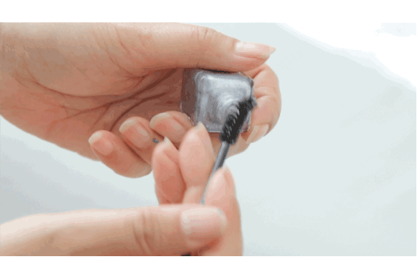 Tự sơn móng tay màu biển ngay tại nhà - Ảnh 8.