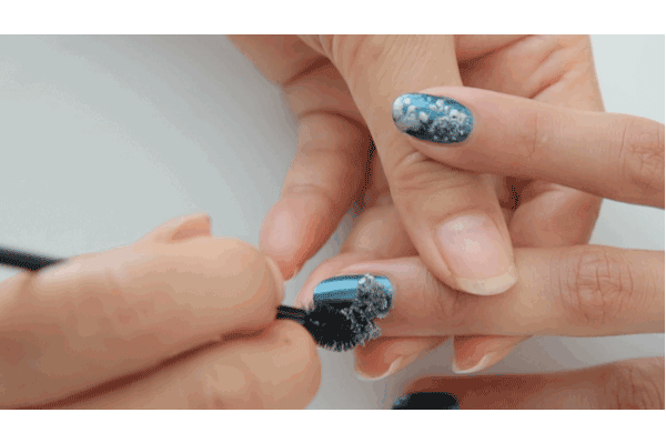 Tự sơn móng tay màu biển ngay tại nhà - Ảnh 9.