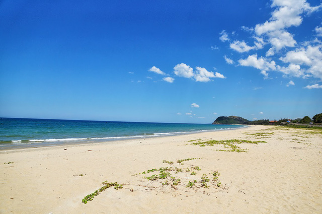 Sa Huỳnh: biển xanh và muối trắng nên thơ - Ảnh 2.