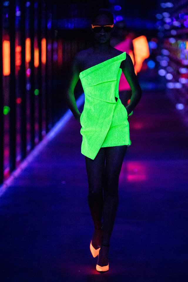 BST Thu – Đông 2019 của Saint Laurent: nữ quyền dưới lăng kính vô cực - Ảnh 16.