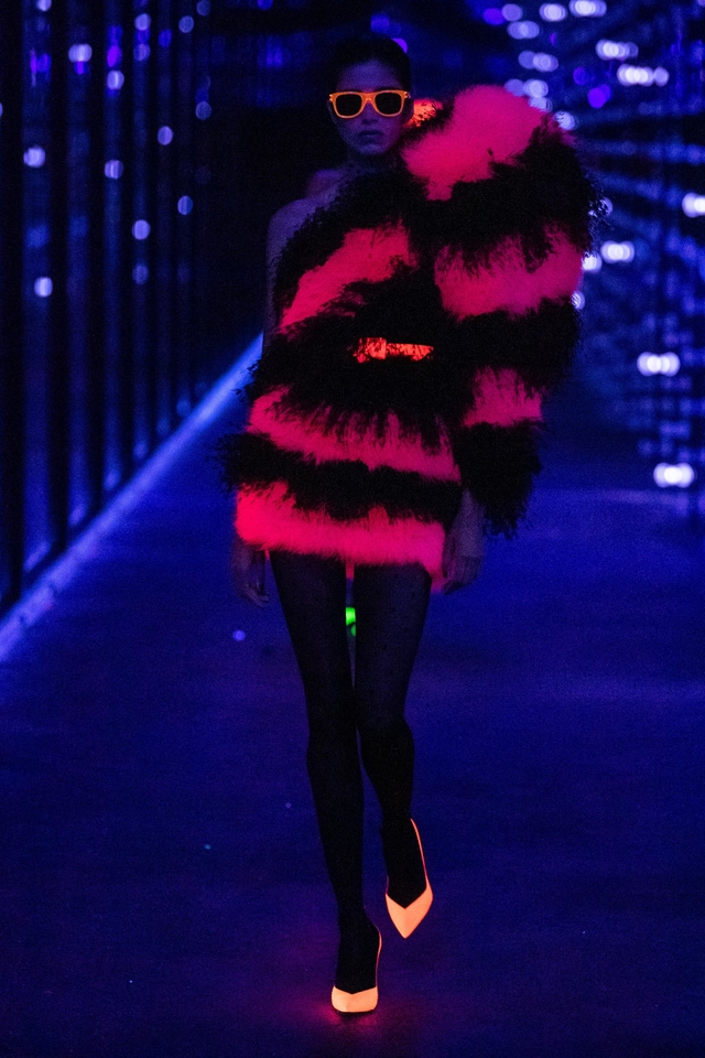 BST Thu – Đông 2019 của Saint Laurent: nữ quyền dưới lăng kính vô cực - Ảnh 18.