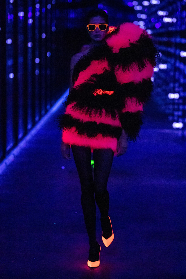 BST Thu – Đông 2019 của Saint Laurent: nữ quyền dưới lăng kính vô cực - Ảnh 18.