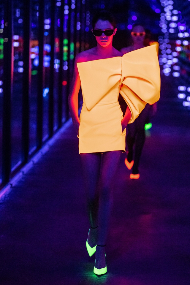 BST Thu – Đông 2019 của Saint Laurent: nữ quyền dưới lăng kính vô cực - Ảnh 20.