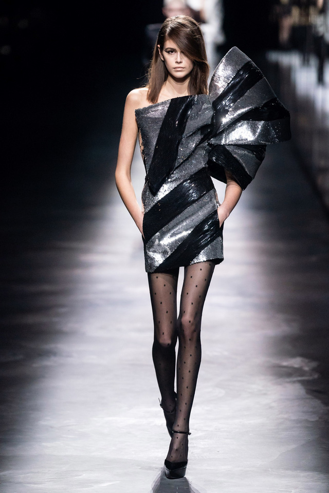 BST Thu – Đông 2019 của Saint Laurent: nữ quyền dưới lăng kính vô cực - Ảnh 3.
