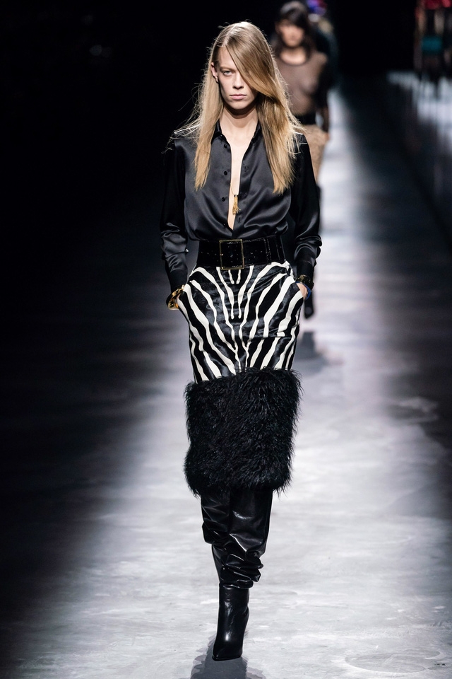 BST Thu – Đông 2019 của Saint Laurent: nữ quyền dưới lăng kính vô cực - Ảnh 4.