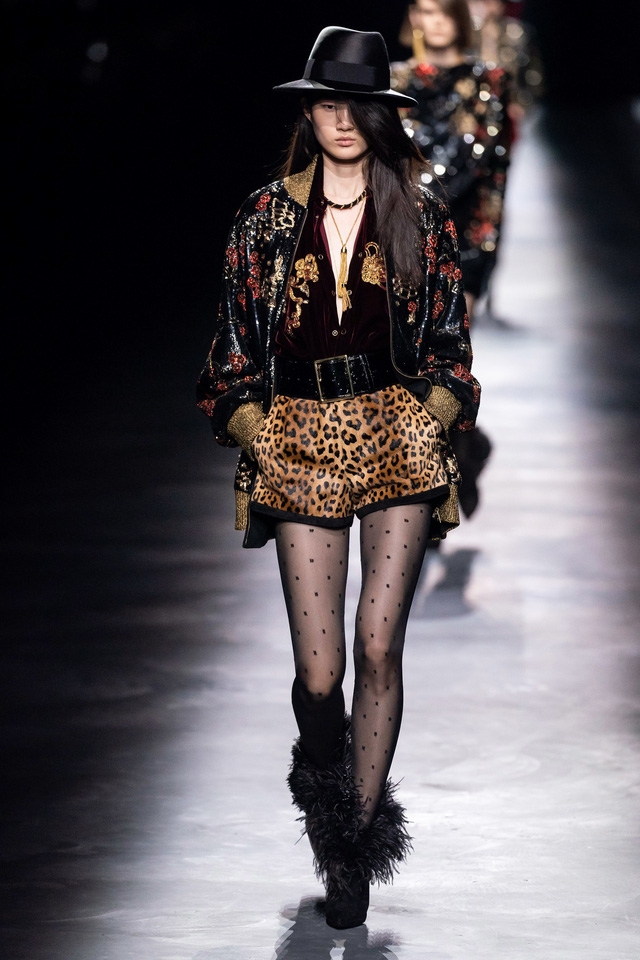 BST Thu – Đông 2019 của Saint Laurent: nữ quyền dưới lăng kính vô cực - Ảnh 5.