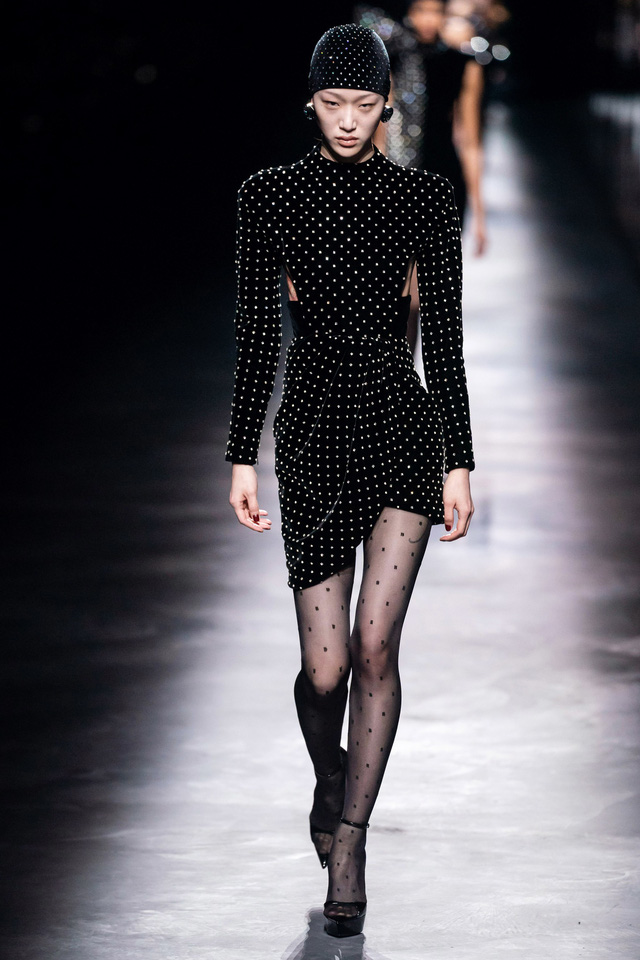 BST Thu – Đông 2019 của Saint Laurent: nữ quyền dưới lăng kính vô cực - Ảnh 7.