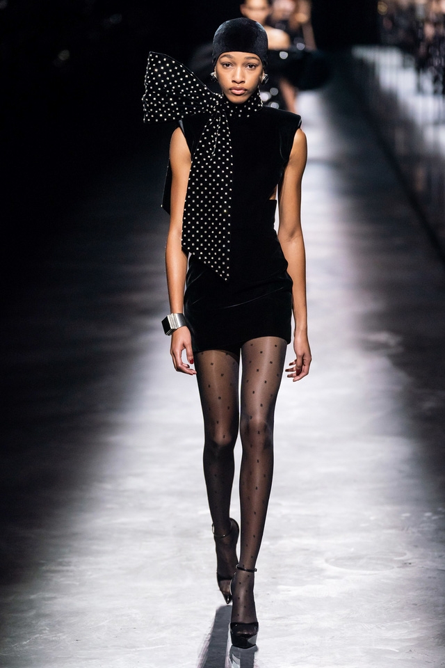 BST Thu – Đông 2019 của Saint Laurent: nữ quyền dưới lăng kính vô cực - Ảnh 8.