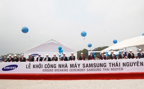 Nhà máy này đang tạo việc làm trực tiếp cho hơn 40.000 lao động kỹ 
thuật và thu hút hơn 50 nhà đầu tư vệ tinh với khoảng 60.000 lao động.