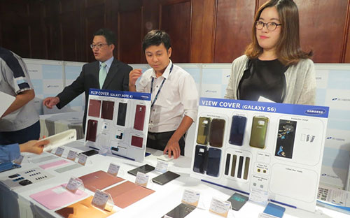 Một doanh nghiệp phụ trợ nước ngoài của Samsung trưng bày, giới thiệu sản phẩm tại triển lãm công nghiệp hỗ trợ của Samsung sáng 15/7/2015.