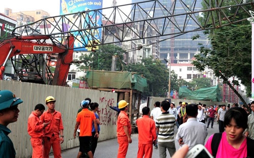 Thời gian qua, liên tiếp các vật liệu, máy móc thi công của tuyến đường sắt trên cao lẫn metro đã đổ xuống đường, khiến người dân Hà Nội bất an khi tham gia giao thông.<br>
