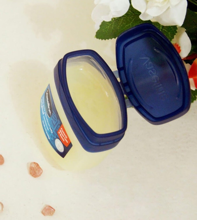 12 công dụng làm đẹp tuyệt vời của vaseline - Ảnh 1.