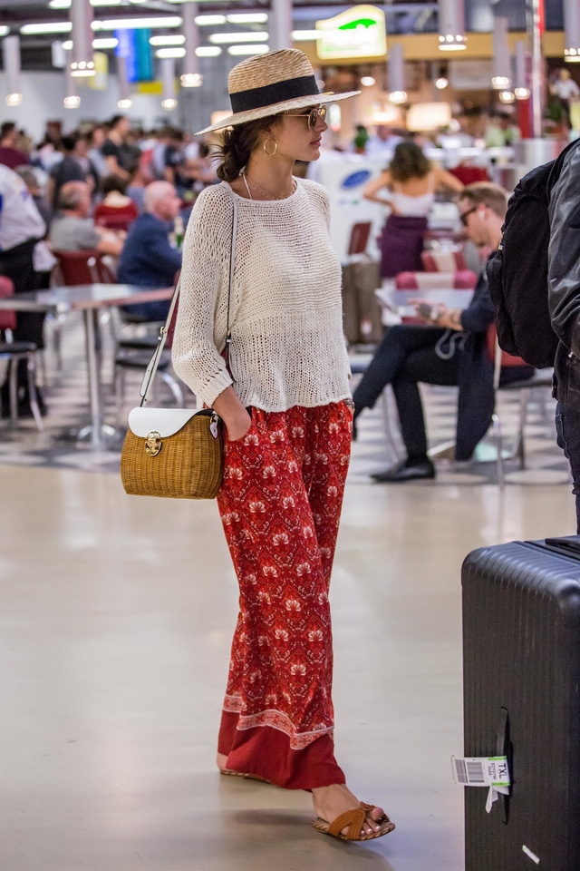 Chọn trang phục ra sân bay cần lưu ý những gì? - Ảnh 2.