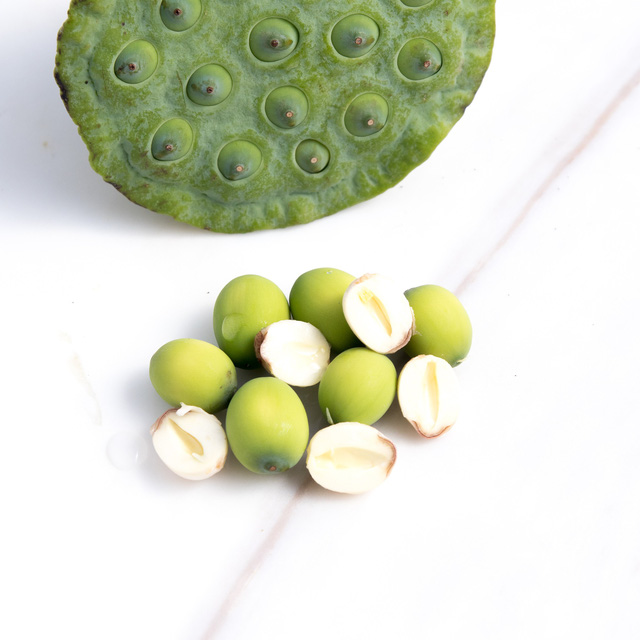 Vào mùa, tranh thủ thưởng thức hạt sen tươi - Ảnh 2.