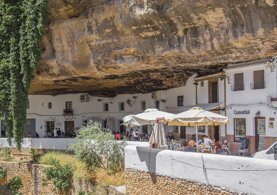 Thăm ngôi làng đá đè ở Tây Ban Nha - Ảnh 1.