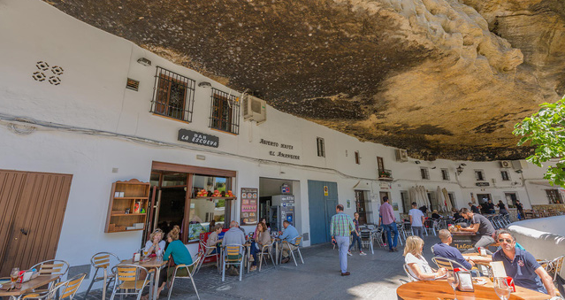 Thăm ngôi làng đá đè ở Tây Ban Nha - Ảnh 13.