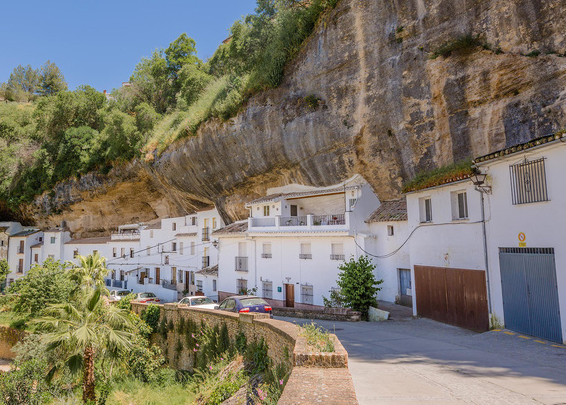 Thăm ngôi làng đá đè ở Tây Ban Nha - Ảnh 2.