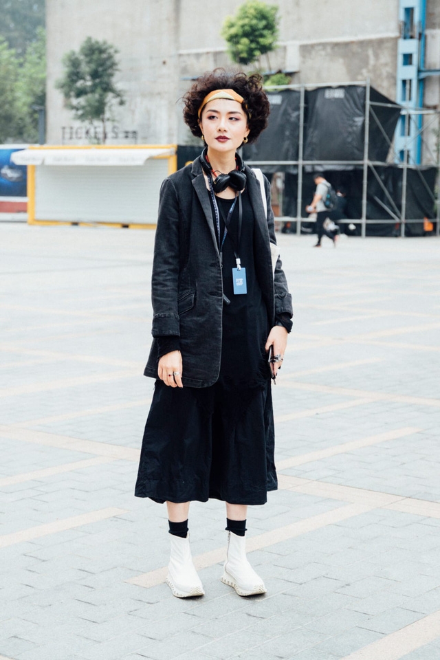 Thượng Hải Fashion Week 2020: áo blazer ngoại cỡ tràn ngập đường phố - Ảnh 10.