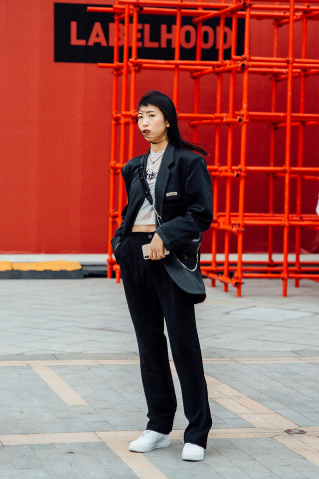 Thượng Hải Fashion Week 2020: áo blazer ngoại cỡ tràn ngập đường phố - Ảnh 11.