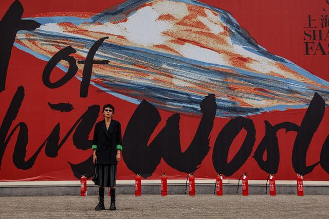 Thượng Hải Fashion Week 2020: áo blazer ngoại cỡ tràn ngập đường phố - Ảnh 15.