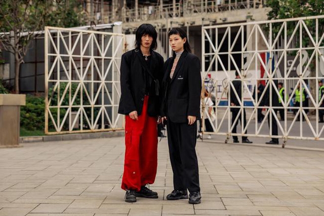 Thượng Hải Fashion Week 2020: áo blazer ngoại cỡ tràn ngập đường phố - Ảnh 3.
