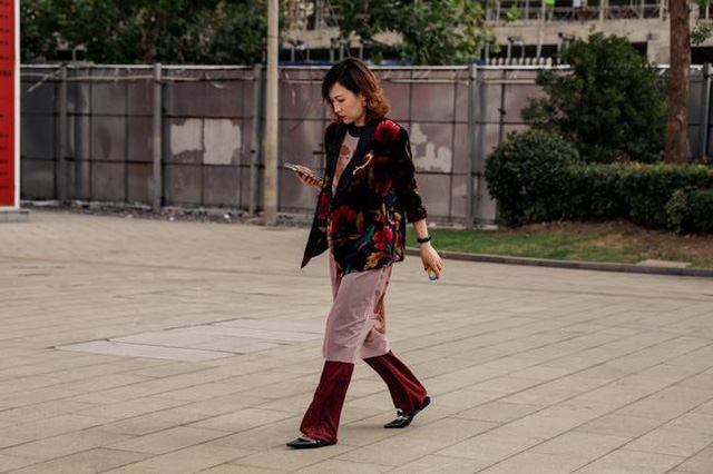 Thượng Hải Fashion Week 2020: áo blazer ngoại cỡ tràn ngập đường phố - Ảnh 4.