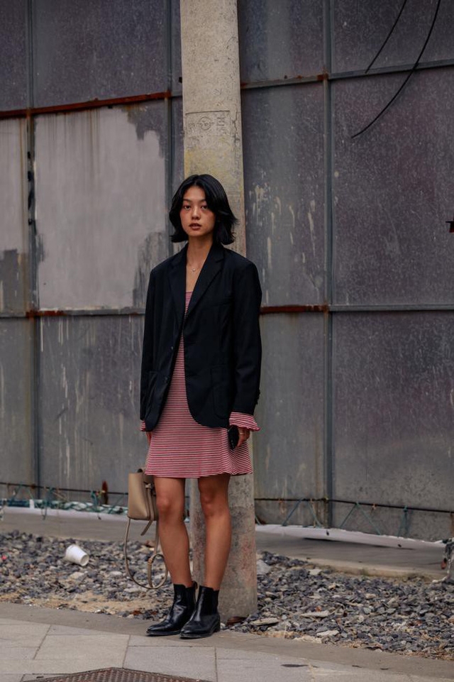 Thượng Hải Fashion Week 2020: áo blazer ngoại cỡ tràn ngập đường phố - Ảnh 6.
