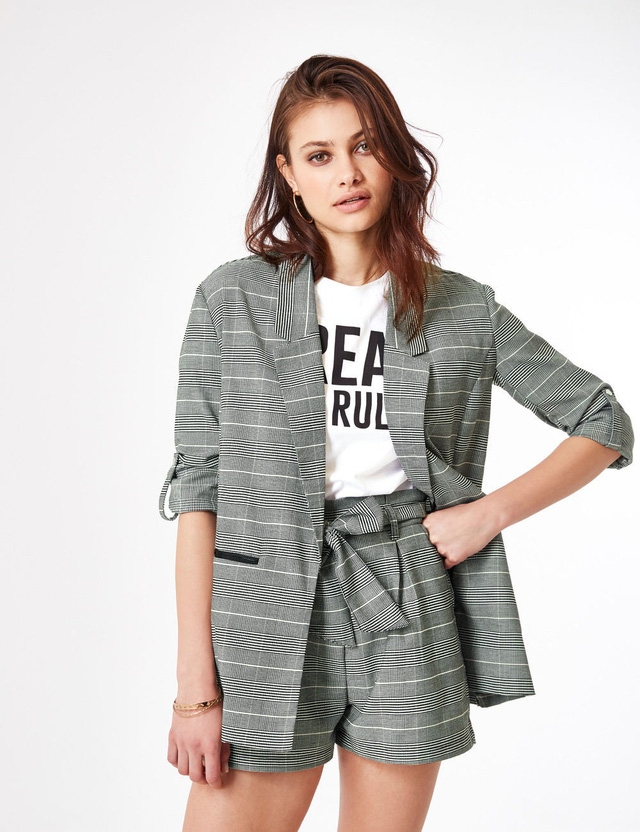 4 gợi ý để mặc blazer kẻ trẻ trung và hợp mốt - Ảnh 6.