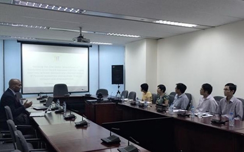 SocialEco cho biết, để bù đắp chi phí sản xuất điện thoại cho nhà đầu tư, những chiếc điện thoại thông minh này sẽ được cài đặt sẵn một số ứng dụng, và sẽ tự động thay đổi màn hình nền (wallpaper) nhằm mục đích quảng cáo.<br>