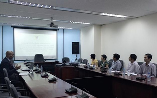 SocialEco cho biết, để bù đắp chi phí sản xuất điện thoại cho nhà đầu tư, những chiếc điện thoại thông minh này sẽ được cài đặt sẵn một số ứng dụng, và sẽ tự động thay đổi màn hình nền (wallpaper) nhằm mục đích quảng cáo.<br>