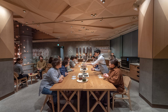 Tham quan cửa hàng Starbucks lớn nhất thế giới - Ảnh 11.