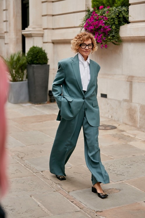 Mùa Xuân - Hè 2020: bộ suits nữ sẽ phủ sóng? - Ảnh 1.