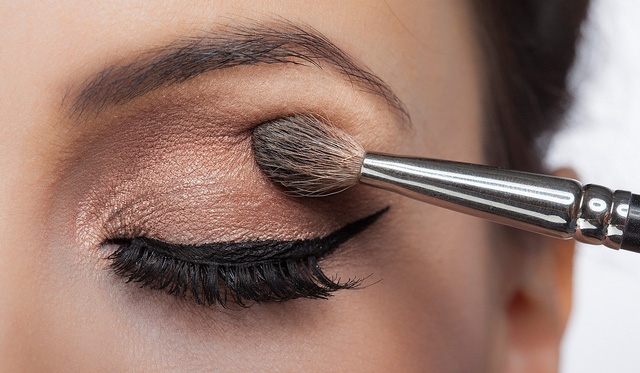 Bí quyết trang điểm cho đôi mắt bị sụp mí - Ảnh 3.