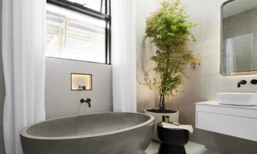 Nước mát và cây xanh trong phòng tắm