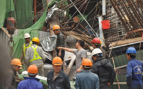 Hiện trường vụ tai nạn tại công trường tuyến đường sắt trên cao Cát Linh - Hà Đông sáng 28/12.<br>