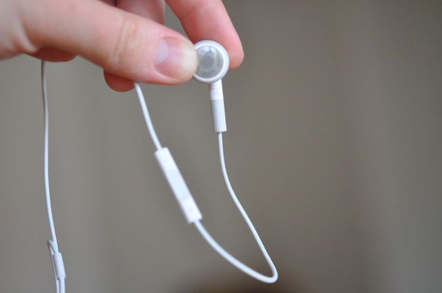 Dùng tai nghe và nguy cơ lây nhiễm vi khuẩn - Ảnh 2.