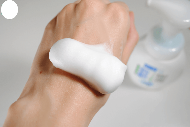 Cẩn trọng với sữa tắm khô - Ảnh 1.