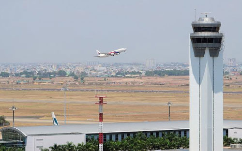 Tổng công ty Quản lý bay đã ra quyết định cách chức ông Lê Văn Tính, Trưởng trung tâm Bảo đảm kỹ thuật, Công ty Quản lý bay Miền Nam và ông Nguyễn Quốc Phú, Phó trưởng trung tâm Bảo đảm kỹ thuật, Công ty Quản lý bay Miền Nam vì liên quan đến sự cố mất điện.<br>