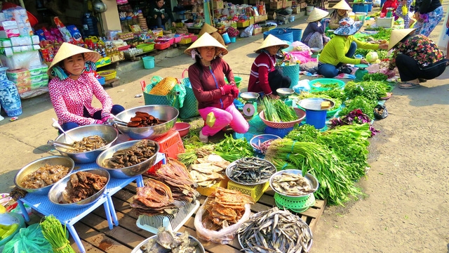 Tăng giá xăng và điện, nhiều mặt hàng tăng giá theo - Ảnh 1.