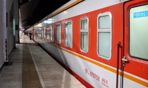 Vì sao tàu liên vận quốc tế ế khách?