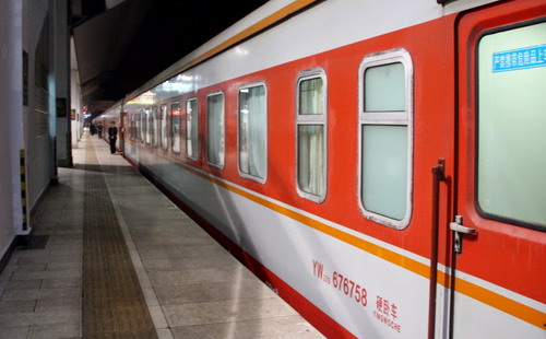 Một bất cập khi đi tàu liên vận quốc tế Gia Lâm - Nam Ninh là thủ tục hải quan, biên phòng làm ở hai đầu khá phức tạp, khiến hành khách đi tàu có cảm giác như bị hành. <br>